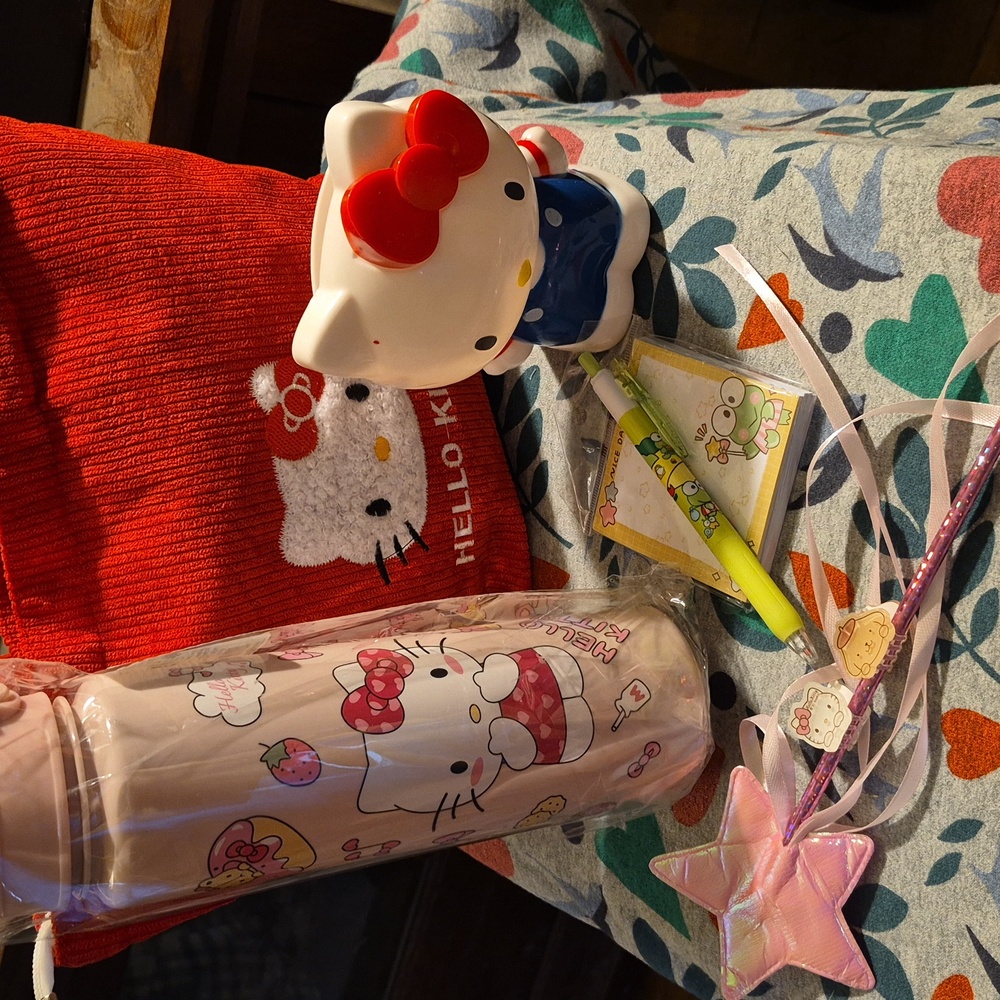 NWT ♥️ SANRIO GIFT BUNDLE ♥️ in 🎀 HELLO KITTY⚘️Cordoury Tote 🎀 8 Pc Gift🎁$60R